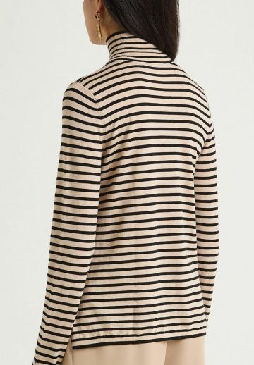 Пуловер в полоску