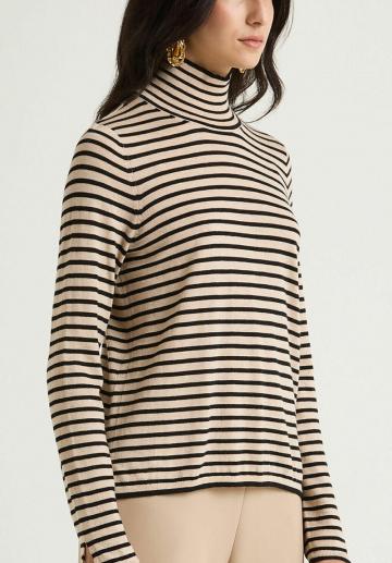 Пуловер в полоску