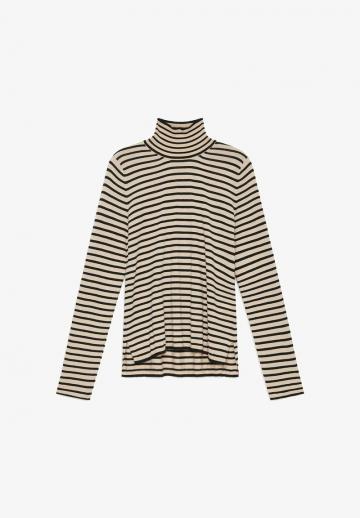 Пуловер в полоску