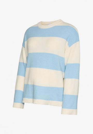 Пуловер в полоску