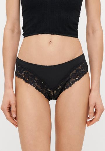 Трусы на бедрах