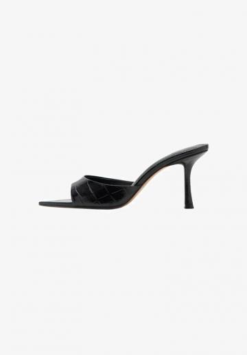 Босоножки на каблуке