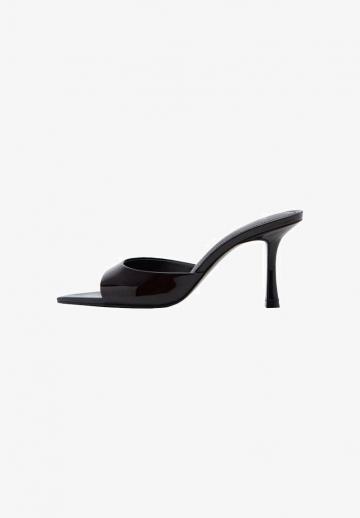 Босоножки на каблуке