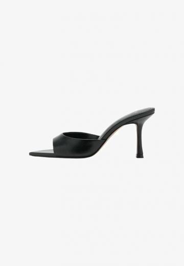 Босоножки на каблуке