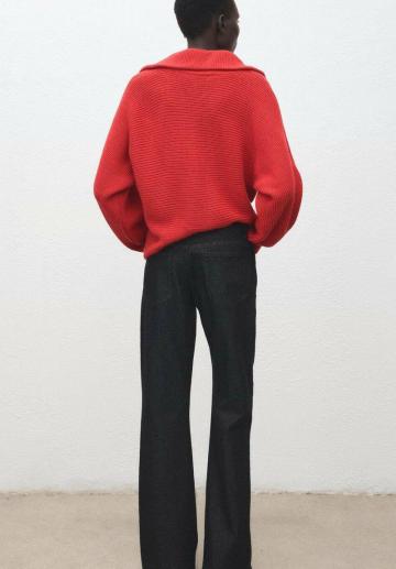 Пуловер с вырезом V