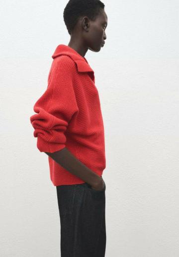 Пуловер с вырезом V