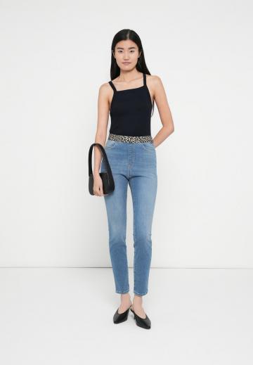 Узкие джинсы