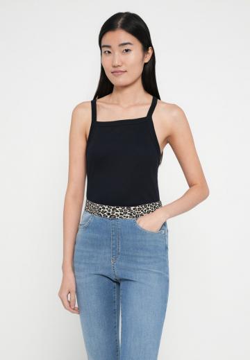 Узкие джинсы