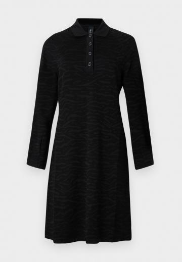 Вязаное платье