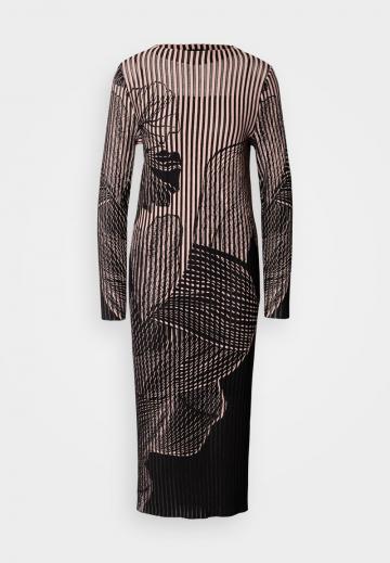 Вязаное платье