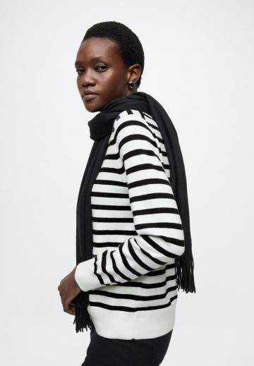 Пуловер в полоску