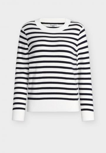 Пуловер в полоску