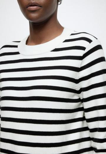 Пуловер в полоску