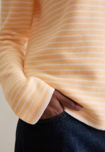 Пуловер в полоску