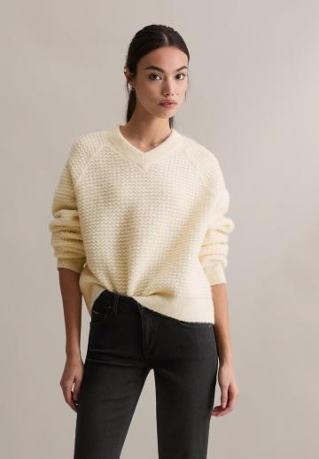 Пуловер с вырезом V