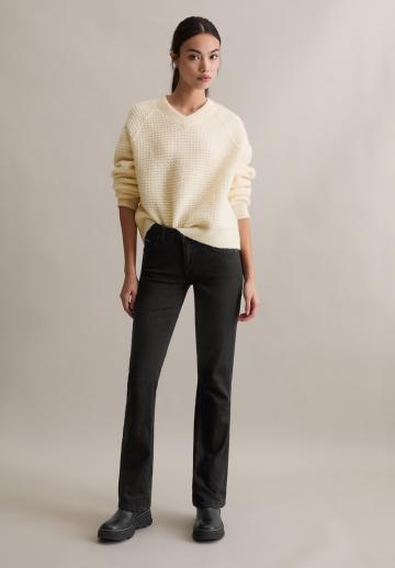 Пуловер с вырезом V