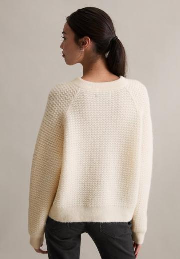 Пуловер с вырезом V