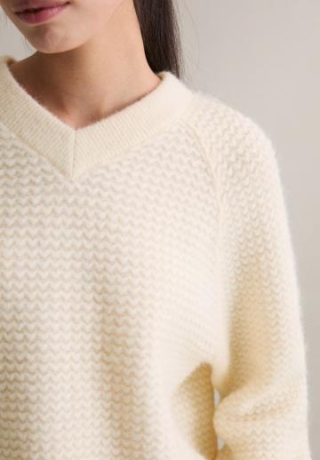 Пуловер с вырезом V