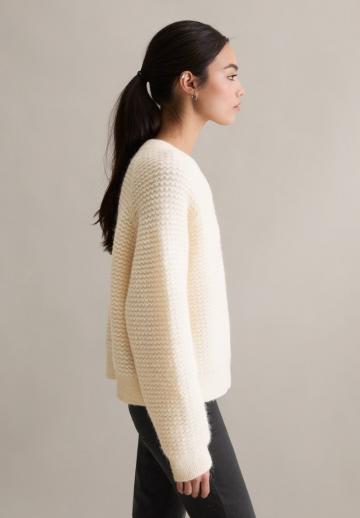 Пуловер с вырезом V