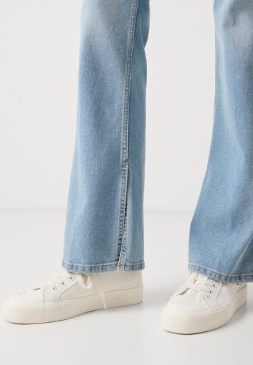 Клешеные джинсы