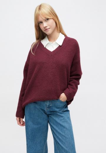 Пуловер с вырезом V
