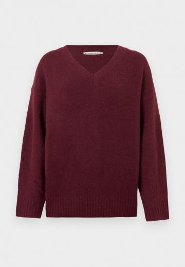 Пуловер с вырезом V