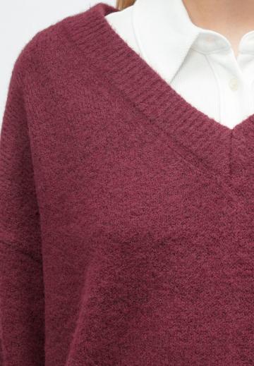 Пуловер с вырезом V