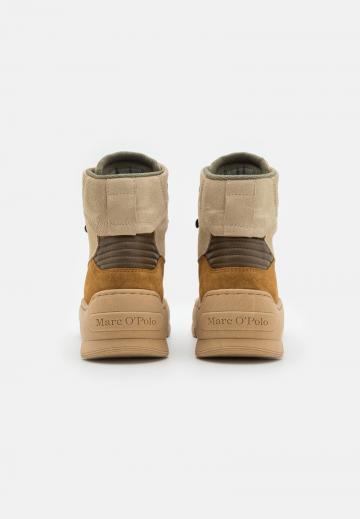 Ботинки на шнуровке