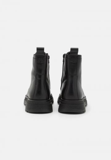 Ботинки на шнуровке