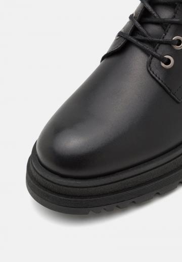 Ботинки на шнуровке