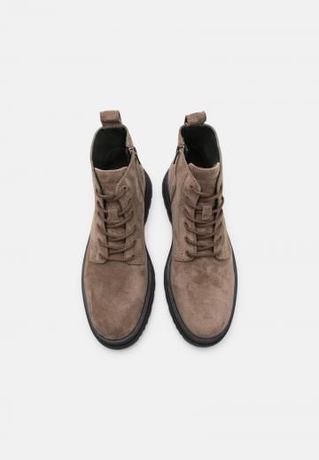 Ботинки на шнуровке