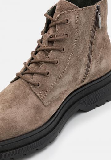 Ботинки на шнуровке