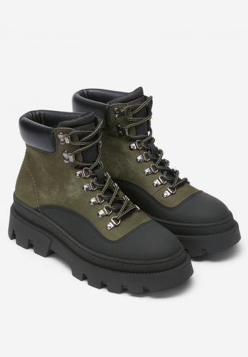 Ботинки на шнуровке