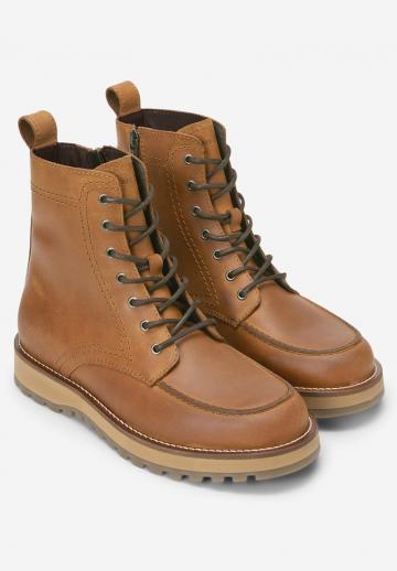 Ботинки на шнуровке