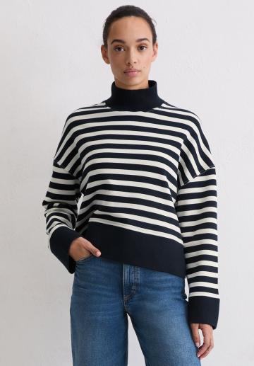 Пуловер в полоску