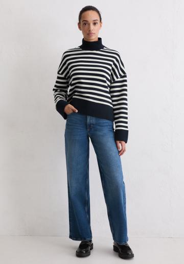 Пуловер в полоску