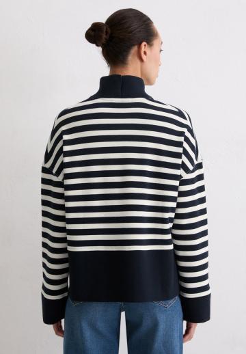Пуловер в полоску