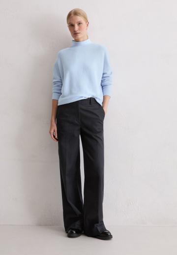 Пуловер с вырезом V