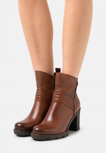 Полусапожки на высоком каблуке