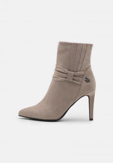 Высокие сапоги