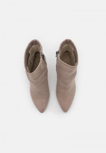 Высокие сапоги