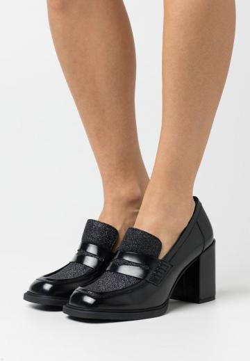 Туфли с высоким носом