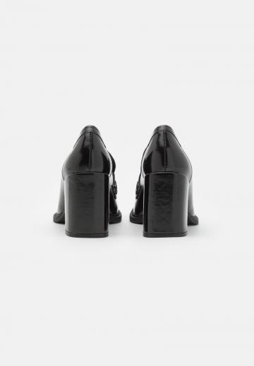 Туфли с высоким носом