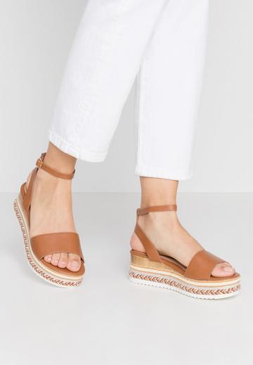 Босоножки на танкетке