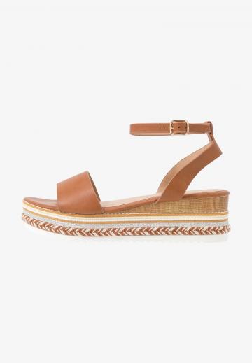 Босоножки на танкетке