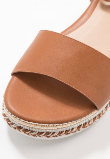 Босоножки на танкетке