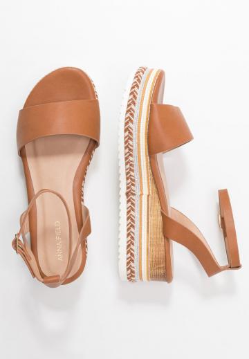 Босоножки на танкетке