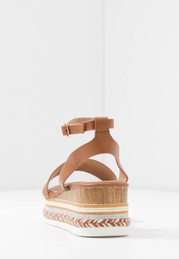 Босоножки на танкетке