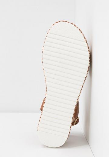 Босоножки на танкетке