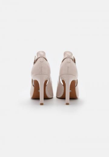 Туфли на высоком каблуке